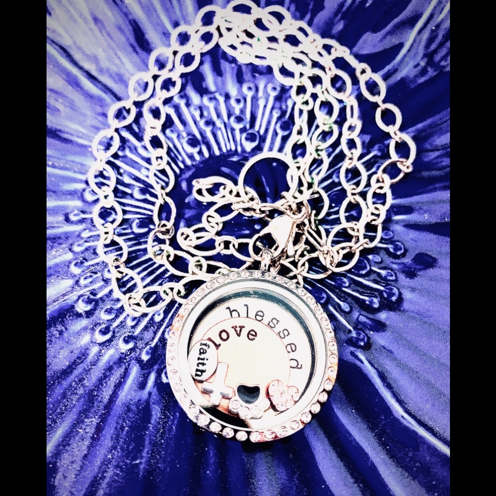 Charm Locket Perfect Condition 18in